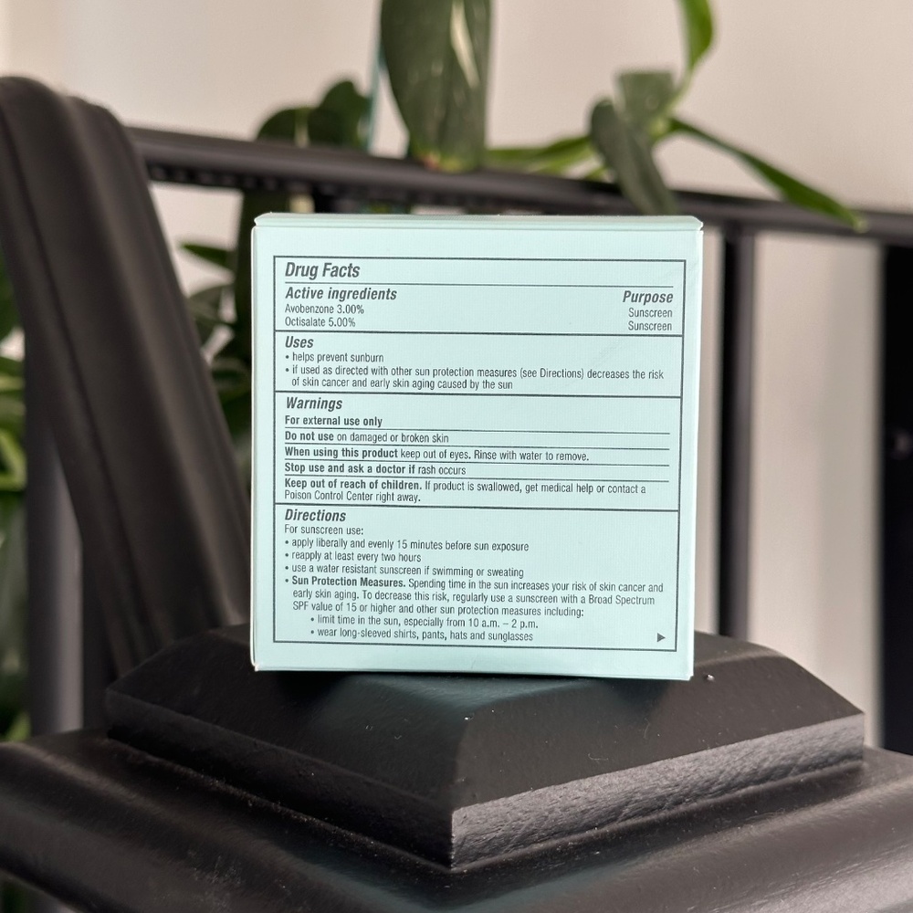 DayWear Moisturizer Multi-Protection Anti-Oxidant 24H‑Moisture Creme SPF 15 - Picture 5 of 6